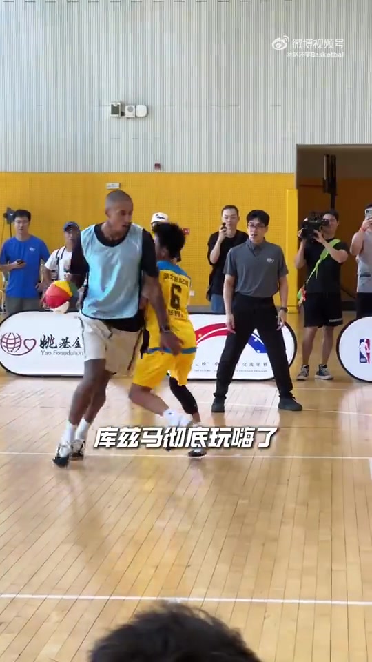 姚基金慈善赛校园公益探访 库兹马和麦克朗用心跟小朋友们玩耍~